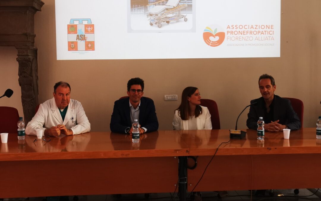 Fontaneto srl e Associazione Pronefropatici donano una barella elettrica alla SC di Nefrologia di Borgomanero