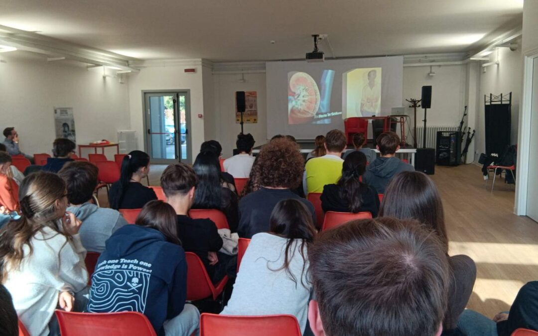 6 Novembre 2025, gli Specialisti della S.C. di Nefrologia di Borgomanero incontrano gli Studenti dell’Istituto Fermi di Arona